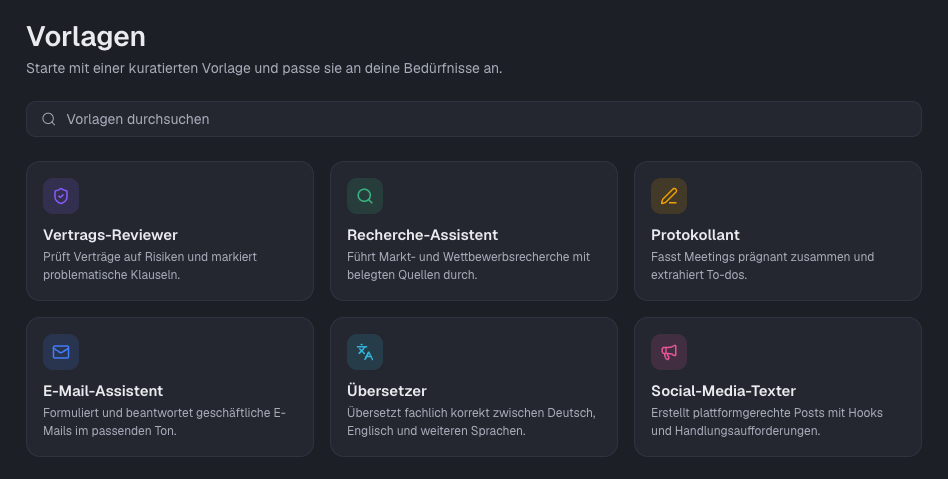 Die Seite „Vorlagen“ mit Suchfeld und Vorlagen wie „Vertrags-Reviewer“, „Recherche-Assistent“ und „Protokollant“