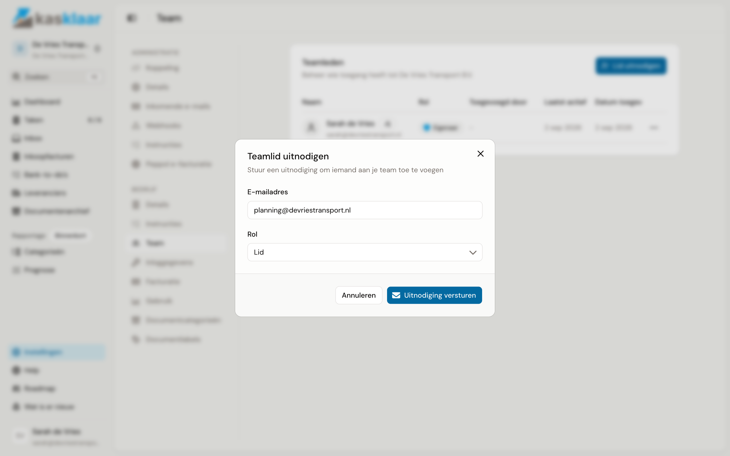 De dialoog Teamlid uitnodigen met een e-mailadres en de rol Lid