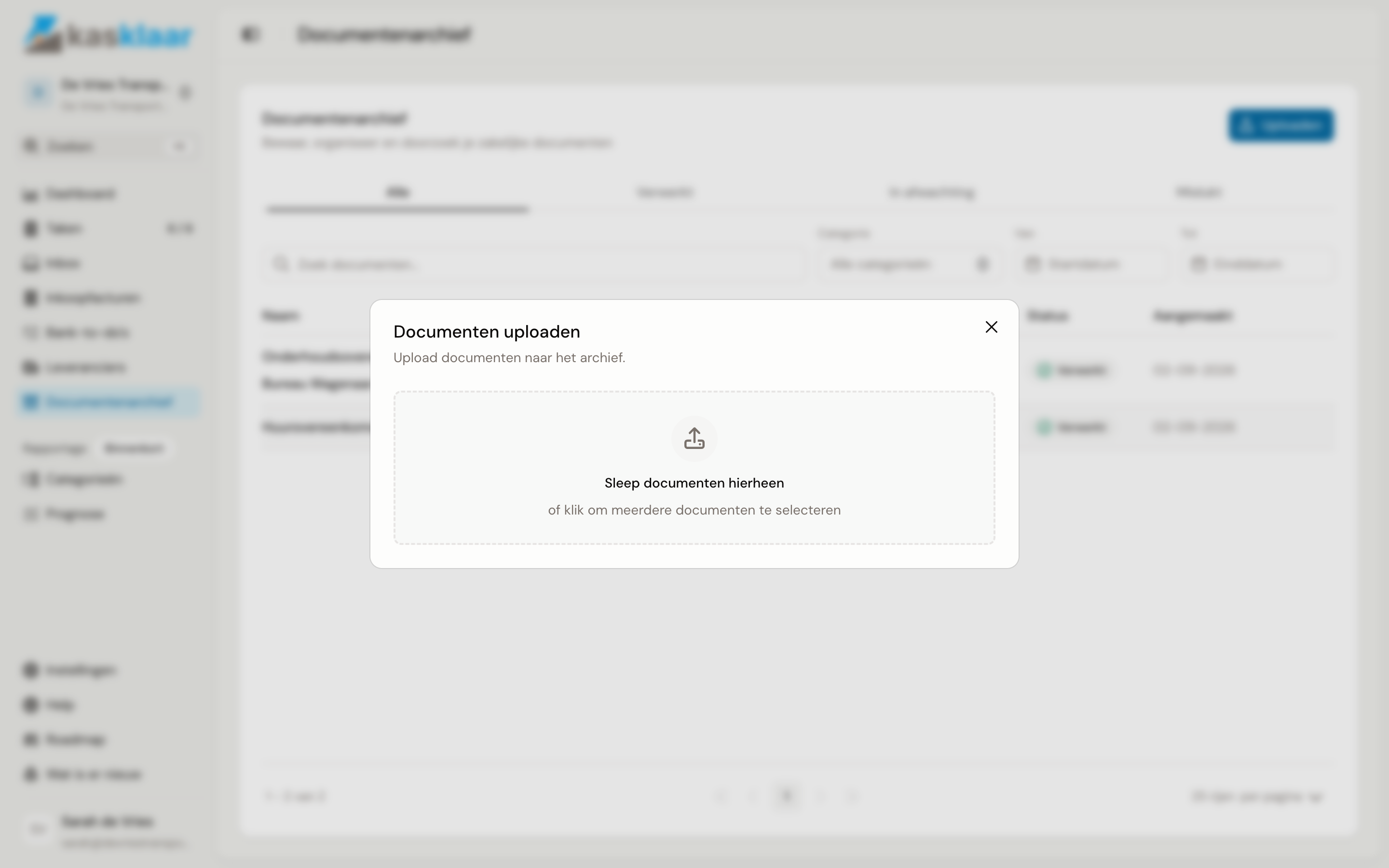 De dialoog Documenten uploaden met het vak Sleep documenten hierheen