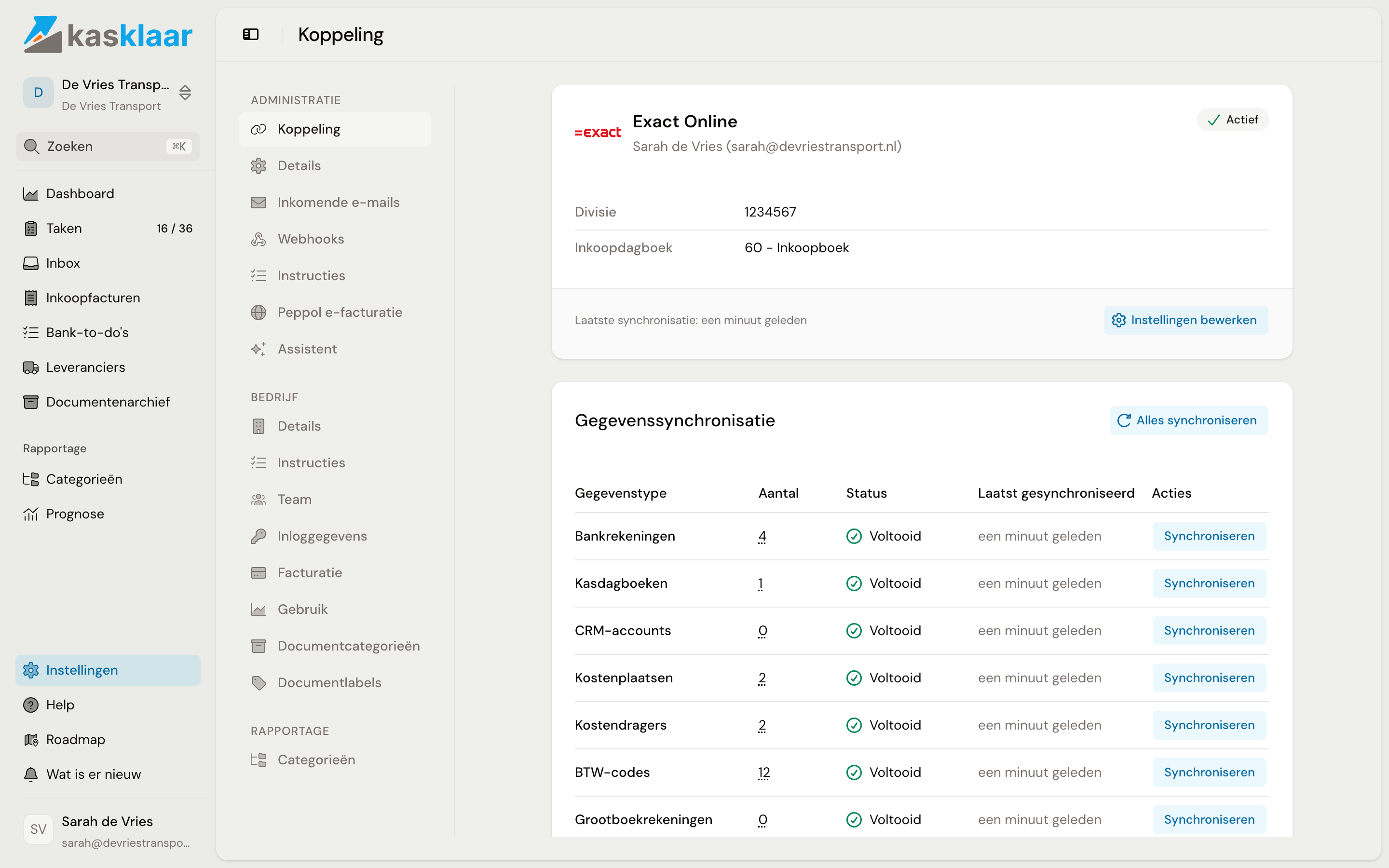De koppelpagina met de kaart Exact Online, status Actief, divisie en inkoopdagboek, en daaronder de tabel Gegevenssynchronisatie met de knop Alles synchroniseren