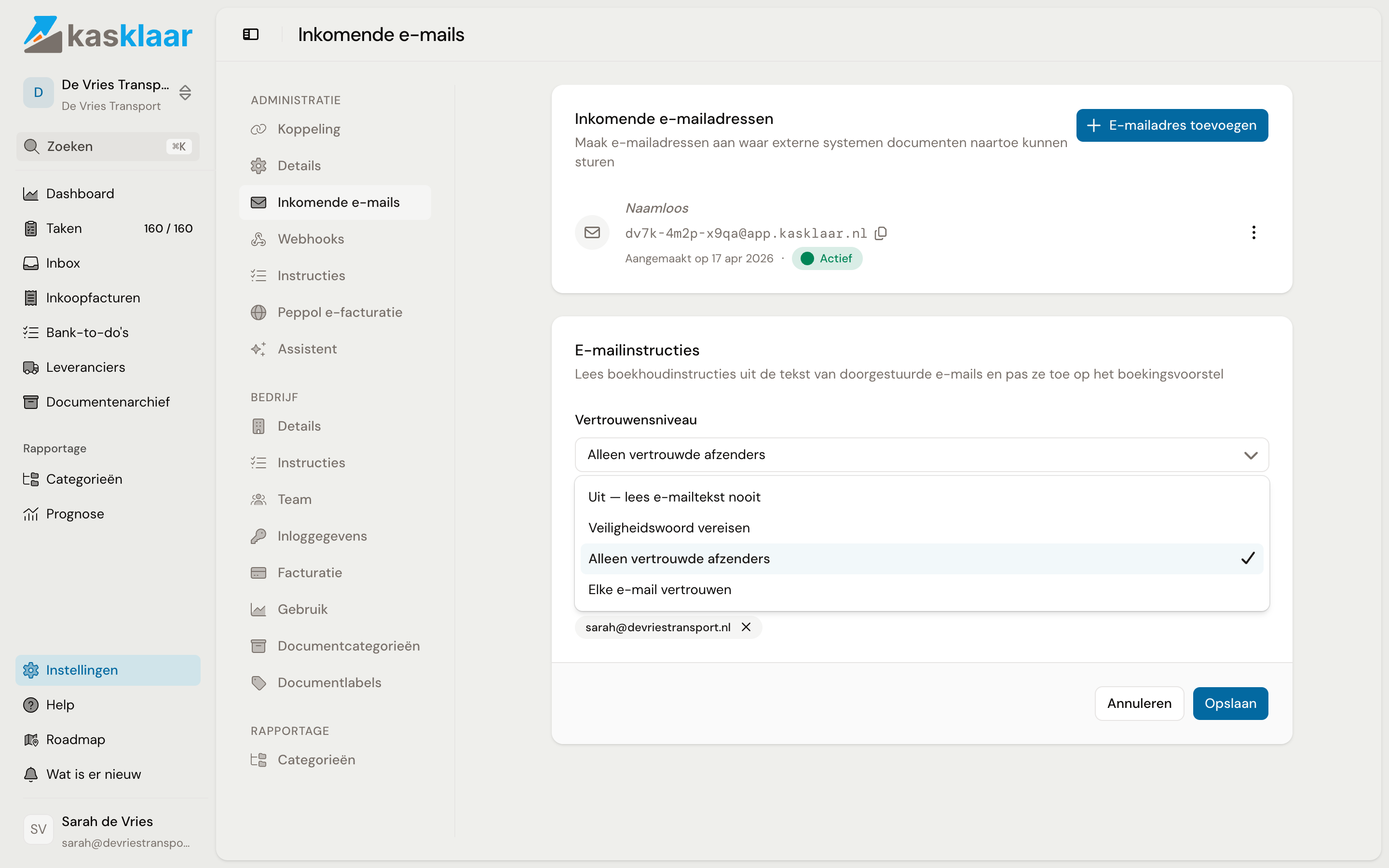 Het blok E-mailinstructies in bewerking, met de keuzelijst Vertrouwensniveau open en de vier opties