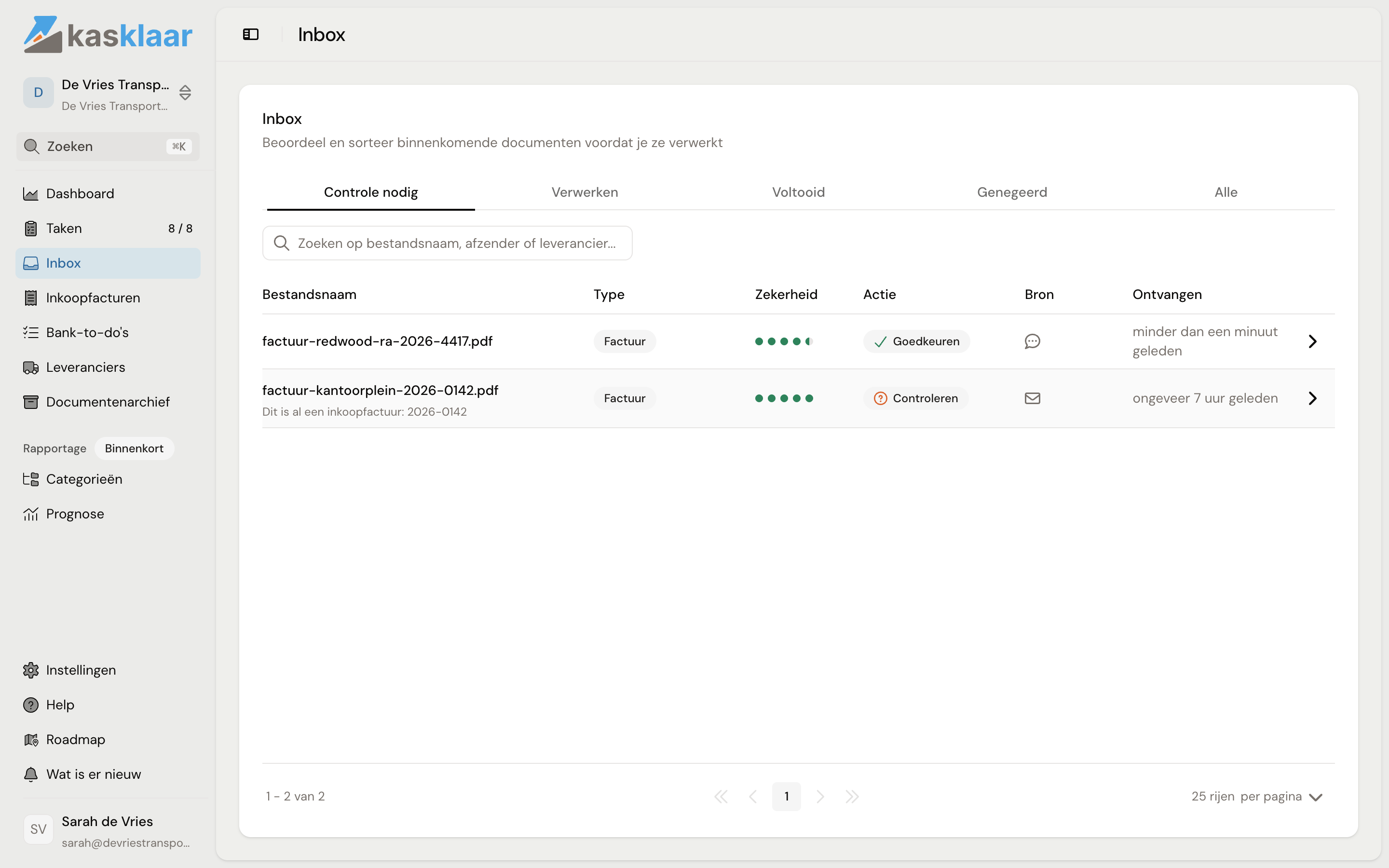 De Inbox op het tabblad Controle nodig met twee documenten, per rij het type, de zekerheid, het advies onder Actie en de bron: een uit WhatsApp en een uit e-mail
