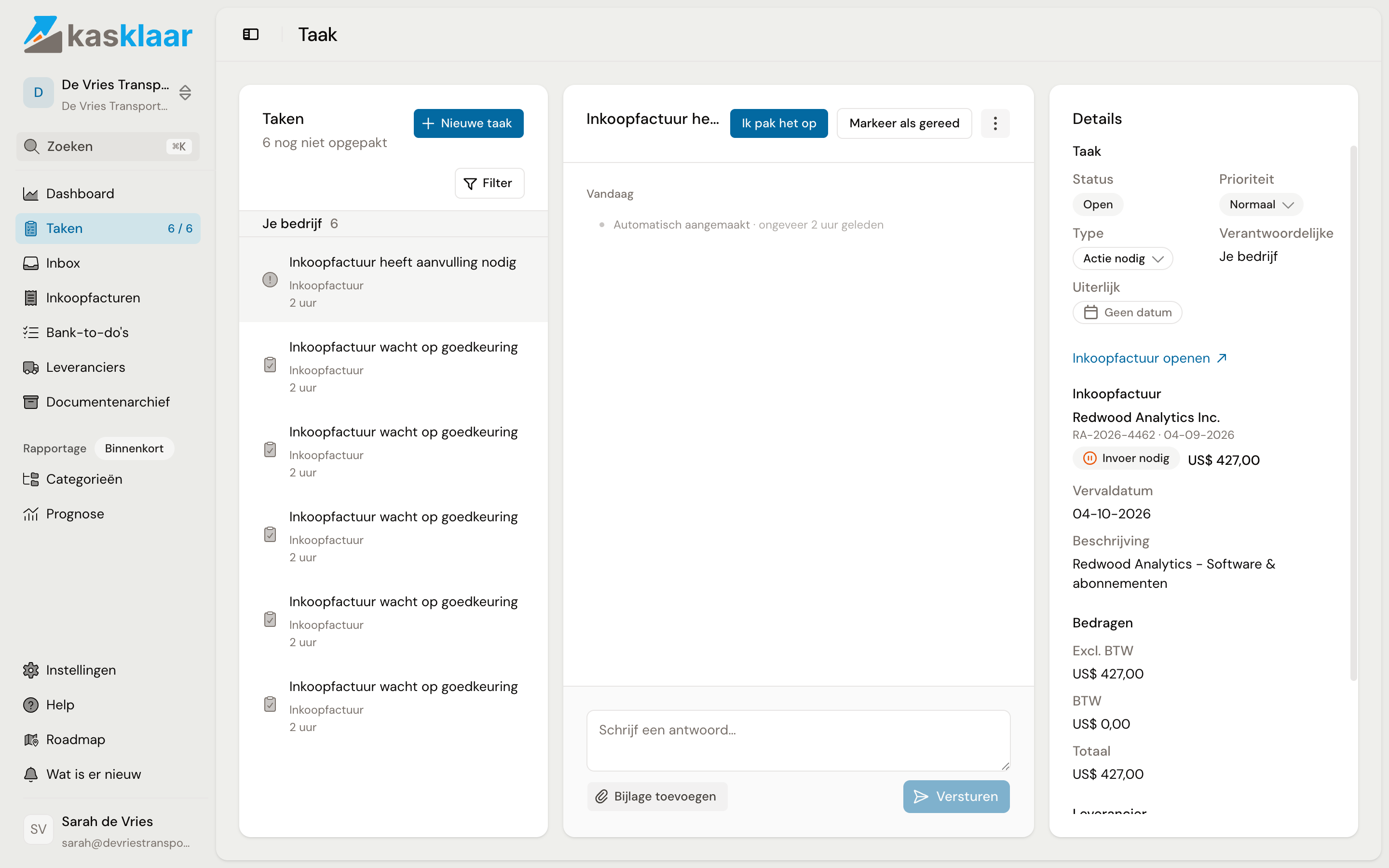 Een geopende taak met de knoppen Ik pak het op en Markeer als gereed, het gesprek in het midden en rechts de details van de inkoopfactuur