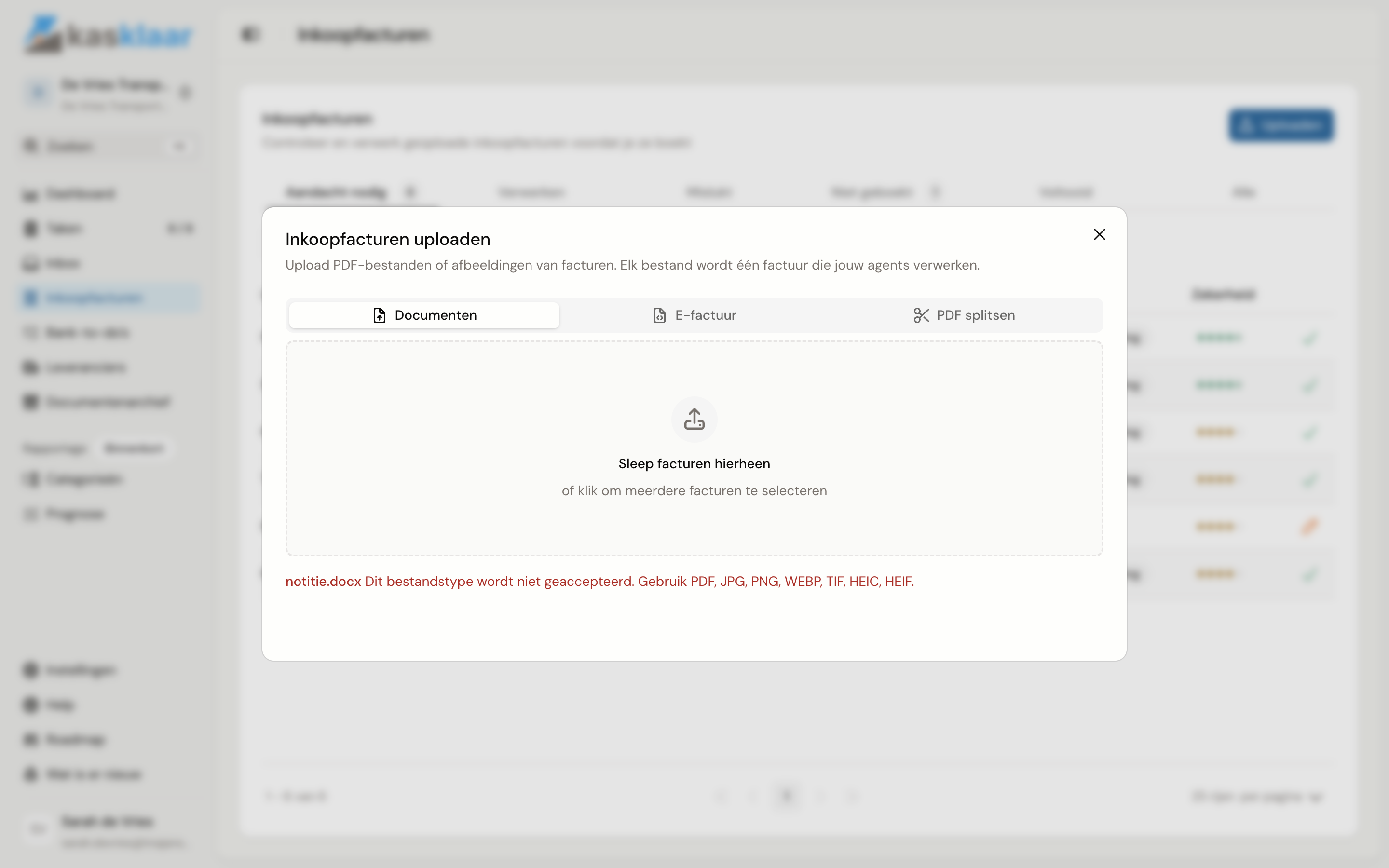 De uploaddialoog op het tabblad Documenten, met onder het sleepvlak een geweigerd Word-bestand en de reden: dit bestandstype wordt niet geaccepteerd