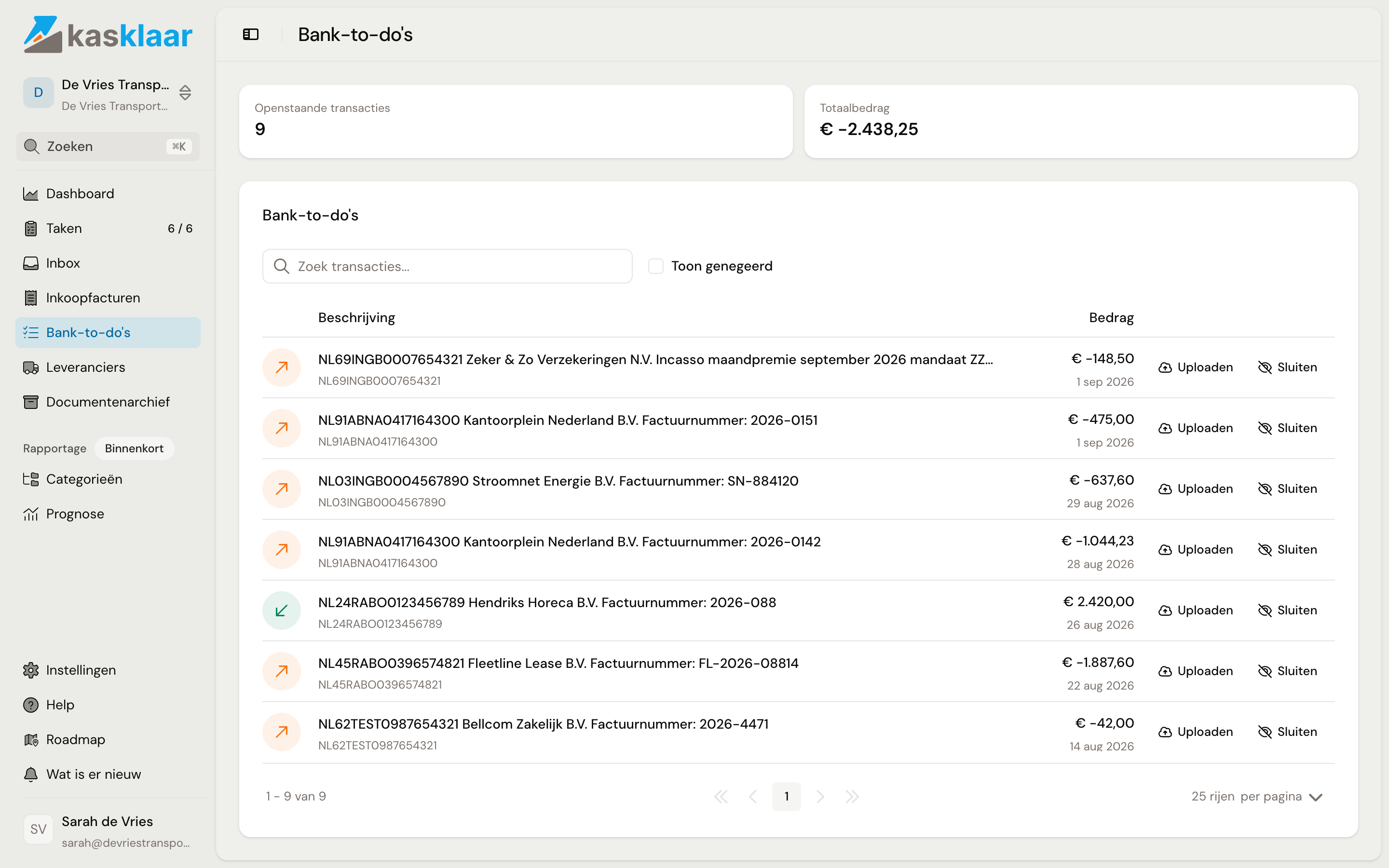 De pagina Bank-to-do's met negen openstaande transacties, per regel de tegenpartij, het factuurnummer, het bedrag en de knoppen Uploaden en Sluiten