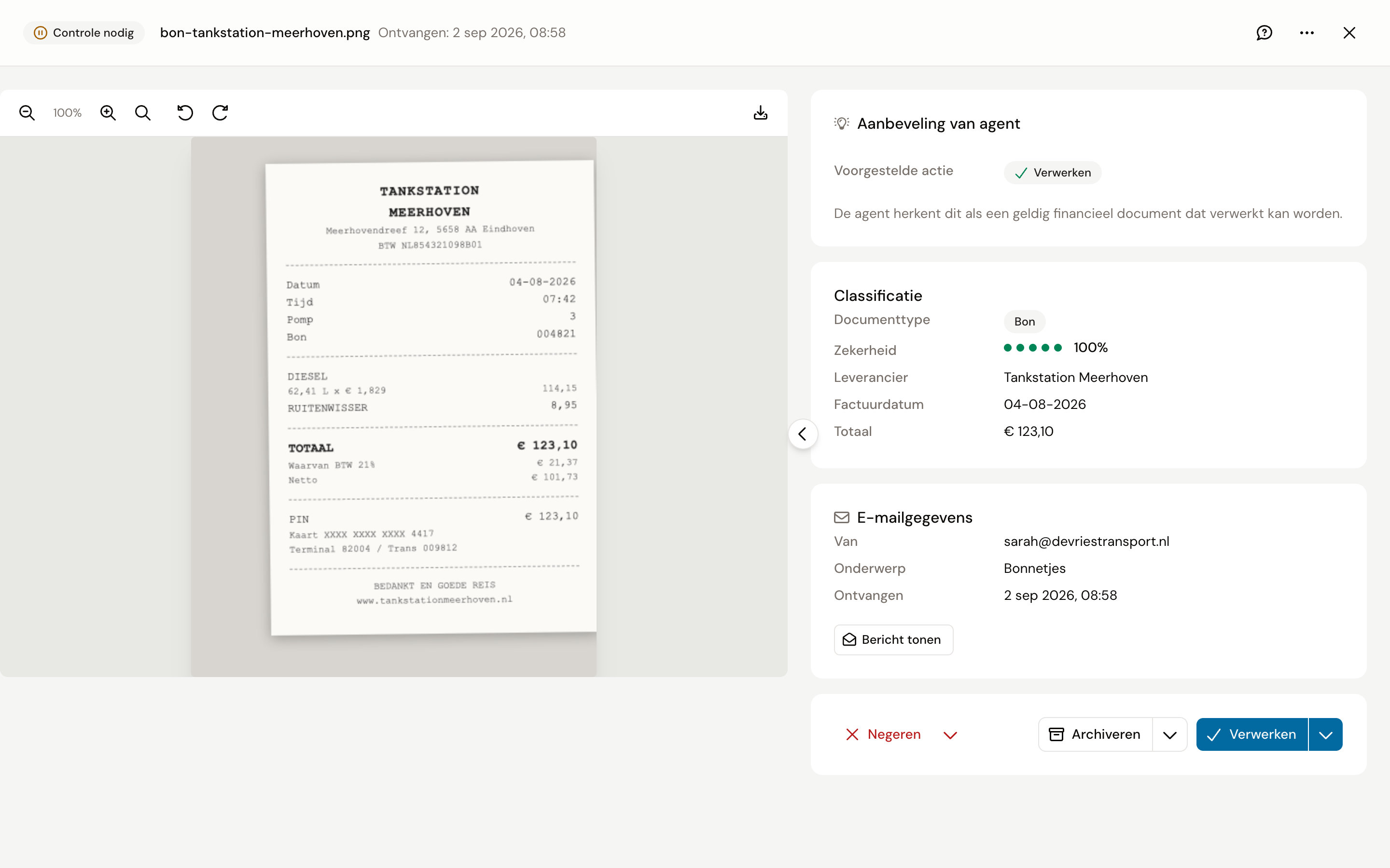 Het documentscherm met links een tankbon en rechts de blokken Aanbeveling van agent, Classificatie en E-mailgegevens, onderaan de knoppen Negeren, Archiveren en Verwerken